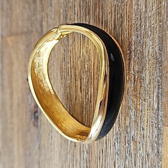 Vintage Signed Napier Black Enamel & Gold Plated Side Hinge Oval Bangle Bracelet - Picture 1 of 6